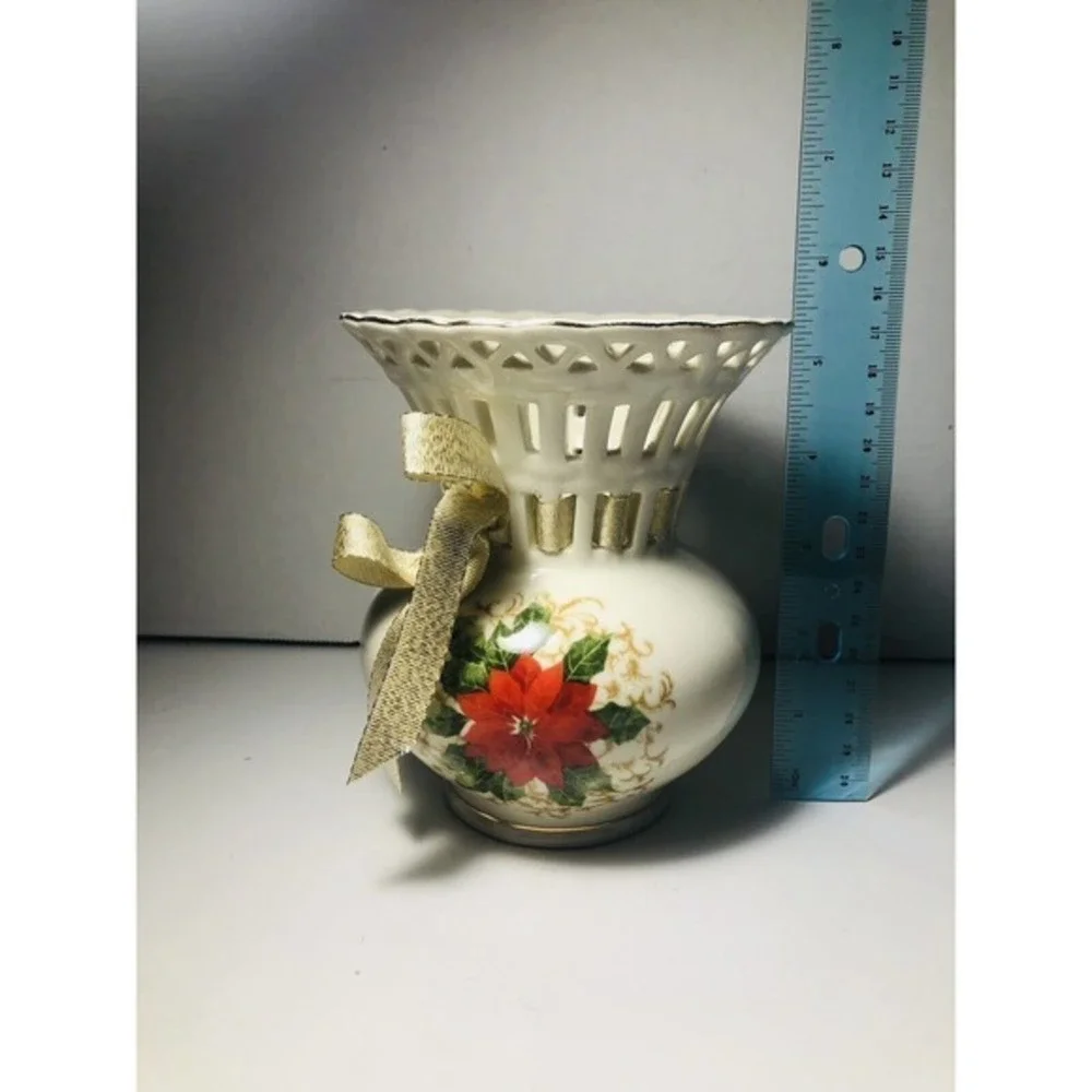 Porcelain Essex MFG Inc Ivory Lattice Christmas Vase In Beautiful Condition